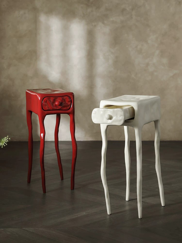 Tables - Meja Samping Bertekstur Tanah Liat Gaya